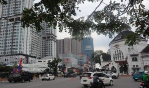 Pemandangan jalanan di kota Medan yang sibuk, menggambarkan keragaman budaya dan kehidupan sosial yang dinamis di kota tersebut.
