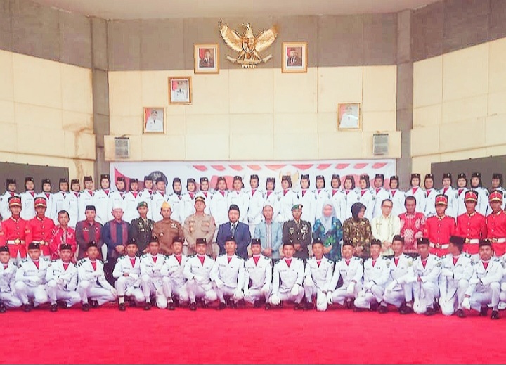 Bupati Tapsel Dolly Pasaribu dan undangan serta seluruh Paskibra saat foto bersama usai dikukuhkan, Kamis (15/8-24). Foto : BP/Ist