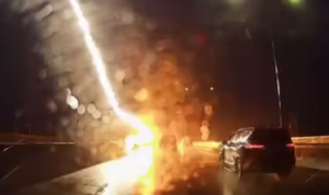 Mobil Tersambar Petir di Tol Layang Mohammed Bin Zayed: Pengemudi Harus Meningkatkan Kewaspadaan