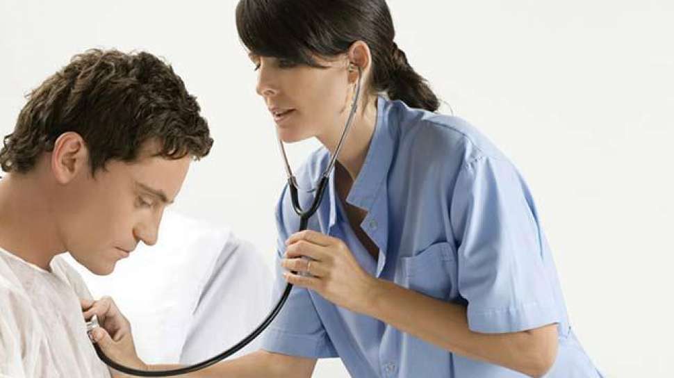 Seorang dokter sedang memeriksa pasien dengan stetoskop, mengingatkan pentingnya diagnosis profesional dibandingkan self-diagnosis.
