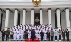 Presiden Joko Widodo (tengah) didampingi sejumlah menteri dan kepala lembaga negara berfoto bersama anggota Paskibraka 2024 seusai dikukuhkan di Istana Negara, Ibu Kota Nusantara (IKN), Kalimantan Timur, Selasa (13/8/2024).