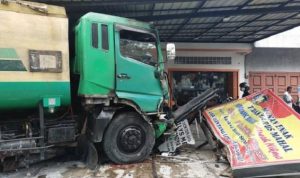 Kecelakaan di Jalan Medan-Tarutung, Truk Rem Blong Tabrak Mobil, Motor, dan Dua Rumah
