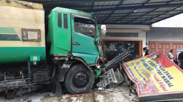 Kecelakaan di Jalan Medan-Tarutung, Truk Rem Blong Tabrak Mobil, Motor, dan Dua Rumah
