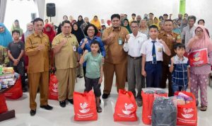 Plt Sekdako Padangsidimpuan M Ary Junaidi dengan Kadis Sosial dan Kadis Kominfo serta perwakilan Sentra Insyaf Kota Medan Gelora Elia Purba foto bersama dengan KPM usai menerima bantuan dari Kementerian Sosial RI, Selasa (3/9-24). Foto : BP/Ist