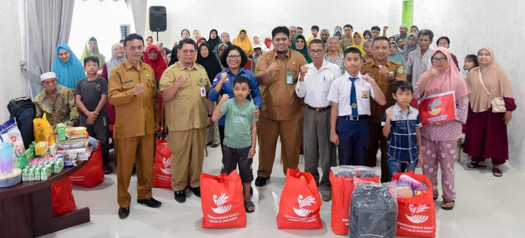 Plt Sekdako Padangsidimpuan M Ary Junaidi dengan Kadis Sosial dan Kadis Kominfo serta perwakilan Sentra Insyaf Kota Medan Gelora Elia Purba foto bersama dengan KPM usai menerima bantuan dari Kementerian Sosial RI, Selasa (3/9-24). Foto : BP/Ist