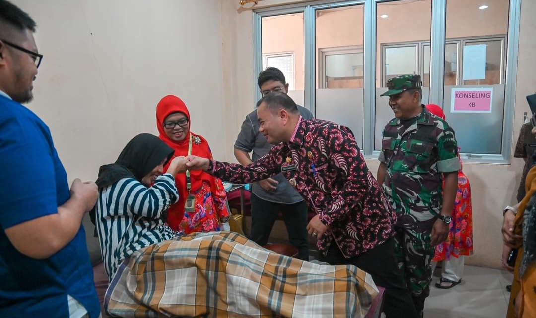 Pj Wali Kota Padangsidimpuan Timur Tumanggor saat meninjau MOW di RSUD Padangsidimpuan, Kamis (12/9-24). Foto : BP/Ist