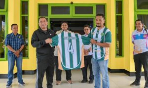Pj Wali Kota Padangsidimpuan Timur Tumanggor mendapat Jersey Tim PS Korpri disela-sela pelepasan Tim menuju Kota Lubuk Pakam Deli Serdang, Jum'at (27/9-24). Foto : BP/Ist