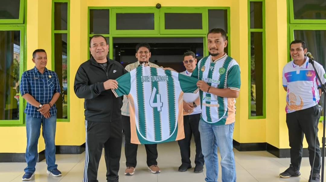 Pj Wali Kota Padangsidimpuan Timur Tumanggor mendapat Jersey Tim PS Korpri disela-sela pelepasan Tim menuju Kota Lubuk Pakam Deli Serdang, Jum'at (27/9-24). Foto : BP/Ist