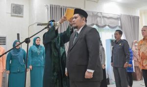 Pj Wali Kota Padangsidimpuan Timur Tumanggor saat mengambil sumpah Pj Sekdako M Ary Junaidi Lubis di Aula Kantor Wali Kota Padangsidimpuan, Jum'at (27/9-24).