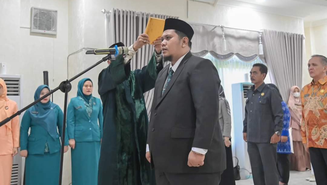Pj Wali Kota Padangsidimpuan Timur Tumanggor saat mengambil sumpah Pj Sekdako M Ary Junaidi Lubis di Aula Kantor Wali Kota Padangsidimpuan, Jum'at (27/9-24).