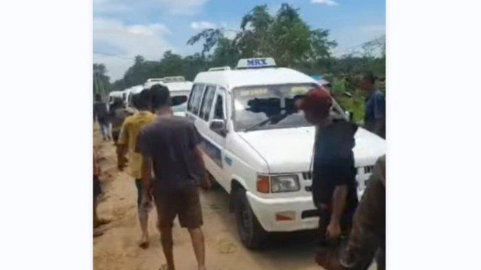 Foto tangkap layar penampakan angkot yang dirusak oleh diduga Geng Motor di Jalan Selambo, Desa Amplas, Percut Seituan, Deliserdang.