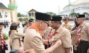 Wali Kota Binjai menerima Penganugrahan Lencana Panca Warsa V.
