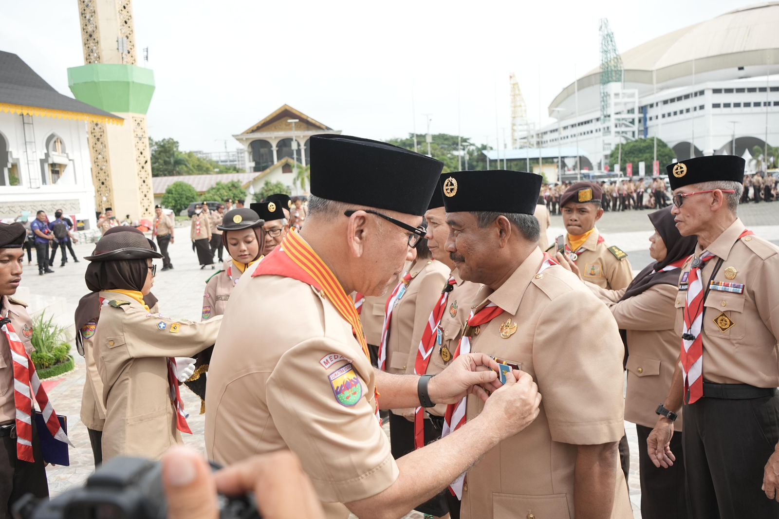 Wali Kota Binjai menerima Penganugrahan Lencana Panca Warsa V.