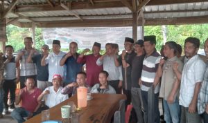 Kader Tim 9 Pemenangan H Dolly Pasaribu wilayah Angkola Timur foto bersama saat menyatukan tekad untuk memenangkan Dolly sebagai Bupati Tapsel pada Pilkada 2024. Foto : BP/Ist