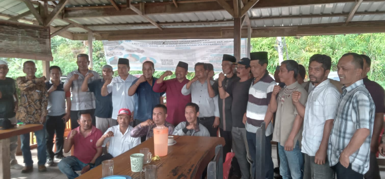 Kader Tim 9 Pemenangan H Dolly Pasaribu wilayah Angkola Timur foto bersama saat menyatukan tekad untuk memenangkan Dolly sebagai Bupati Tapsel pada Pilkada 2024. Foto : BP/Ist