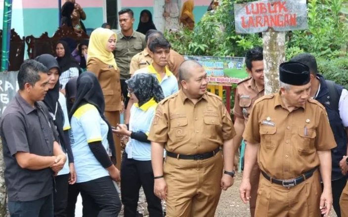 Bupati Tapsel Dolly Pasaribu saat akan menabur benih ikan di lubuk larangan tiga Desa di Angkola Selatan, Tapsel, Selasa (10/9-24). Foto : BP/Ist