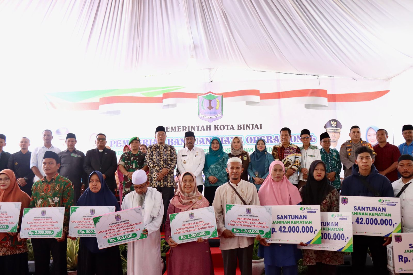 Pemko Binjai salurkan bantuan kepada Bilal mayit, penggali kubur, guru FKDT,guru tahfiz dan guru agama budha se-Kota Binjai.