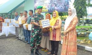 Kasdim 0212/Tapsel Mayor Inf Hasbullah Pasaribu saat memberikan sembako kepadacwarga Padangsidimpuan di RS TNI AD, Minggu (22/9-24). Foto : BP/Ist