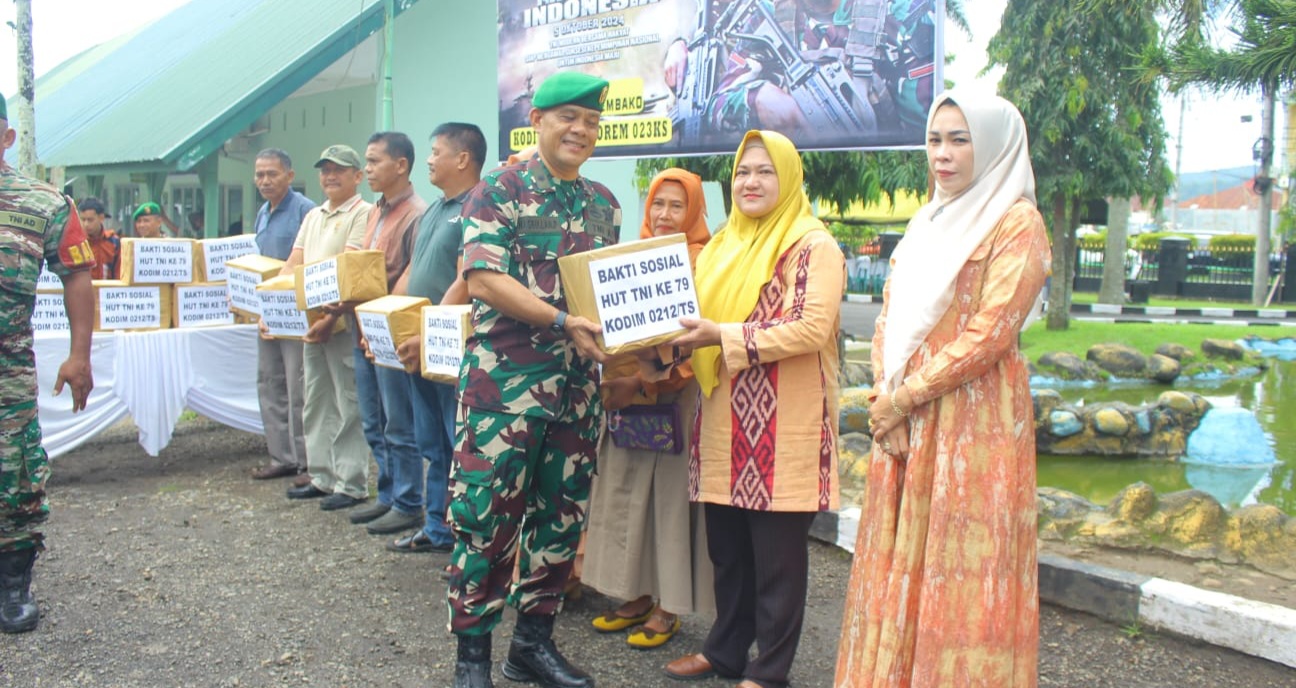 Kasdim 0212/Tapsel Mayor Inf Hasbullah Pasaribu saat memberikan sembako kepadacwarga Padangsidimpuan di RS TNI AD, Minggu (22/9-24). Foto : BP/Ist