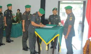Danrem 023/KS, Kolonel Inf Lukman Hakim saat menyaksikan penandatangan betita acara Sertijab Dandim 0212/Tapsel di Makorem 023/KS, Sibolga, Senin (23/9-24). Foto : BP/Ist