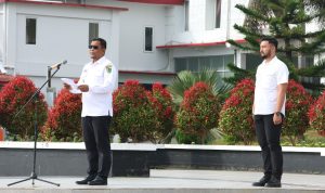 Plt Bupati Tapsel Rasyid Assaf Dongoran saat memimpin Apel Gabungan ASN Pemkab Tapsel, Rabu (25/9-24). Foto : BP/Ist