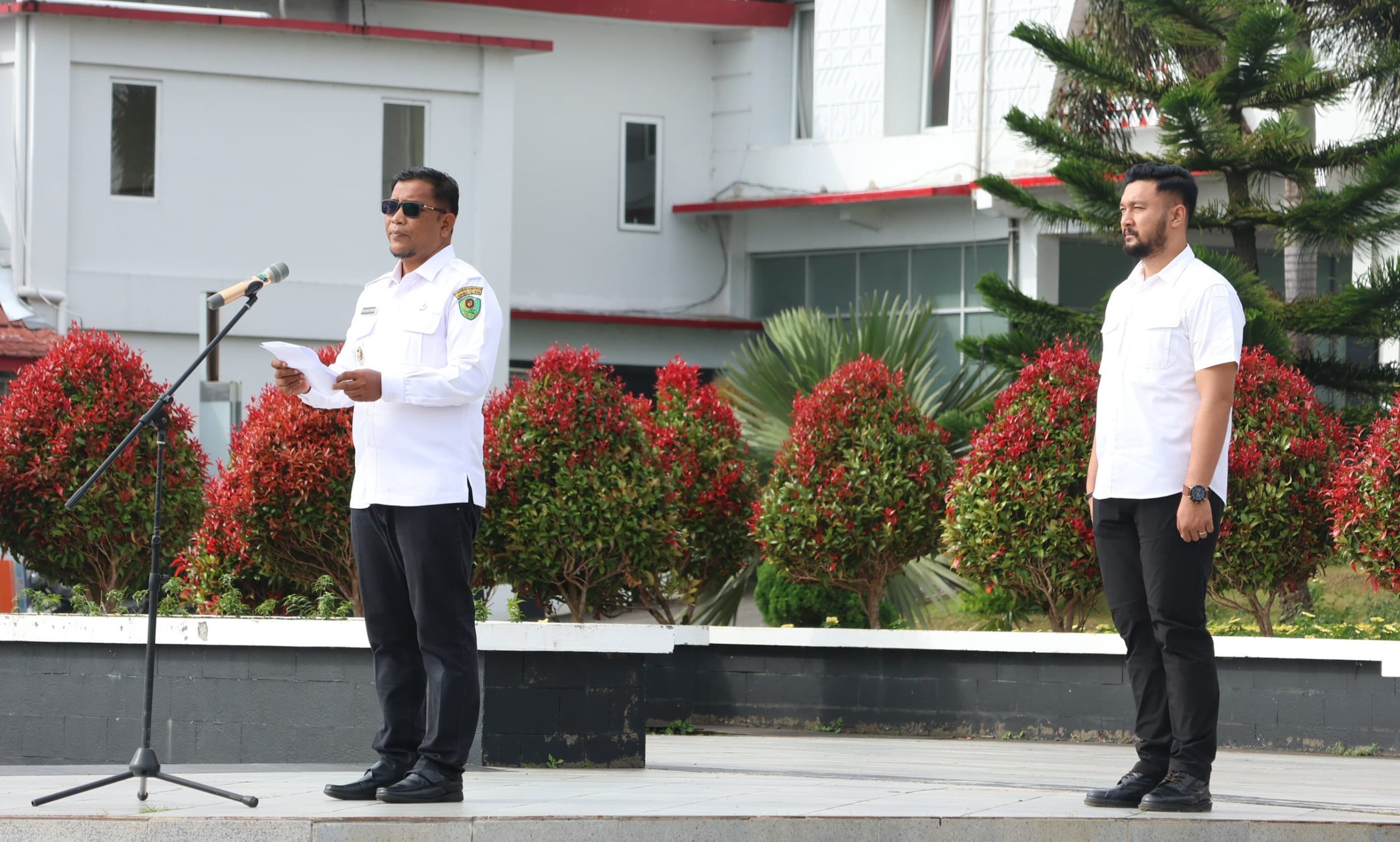 Plt Bupati Tapsel Rasyid Assaf Dongoran saat memimpin Apel Gabungan ASN Pemkab Tapsel, Rabu (25/9-24). Foto : BP/Ist
