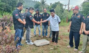 Ketua PAC GRIB Jaya Marancar, Taufik, saat menyerahkan bantuan bahan bangunan kepada pengurus rumah ibadah, Kamis (26/9-24). Foto : BP/Ist