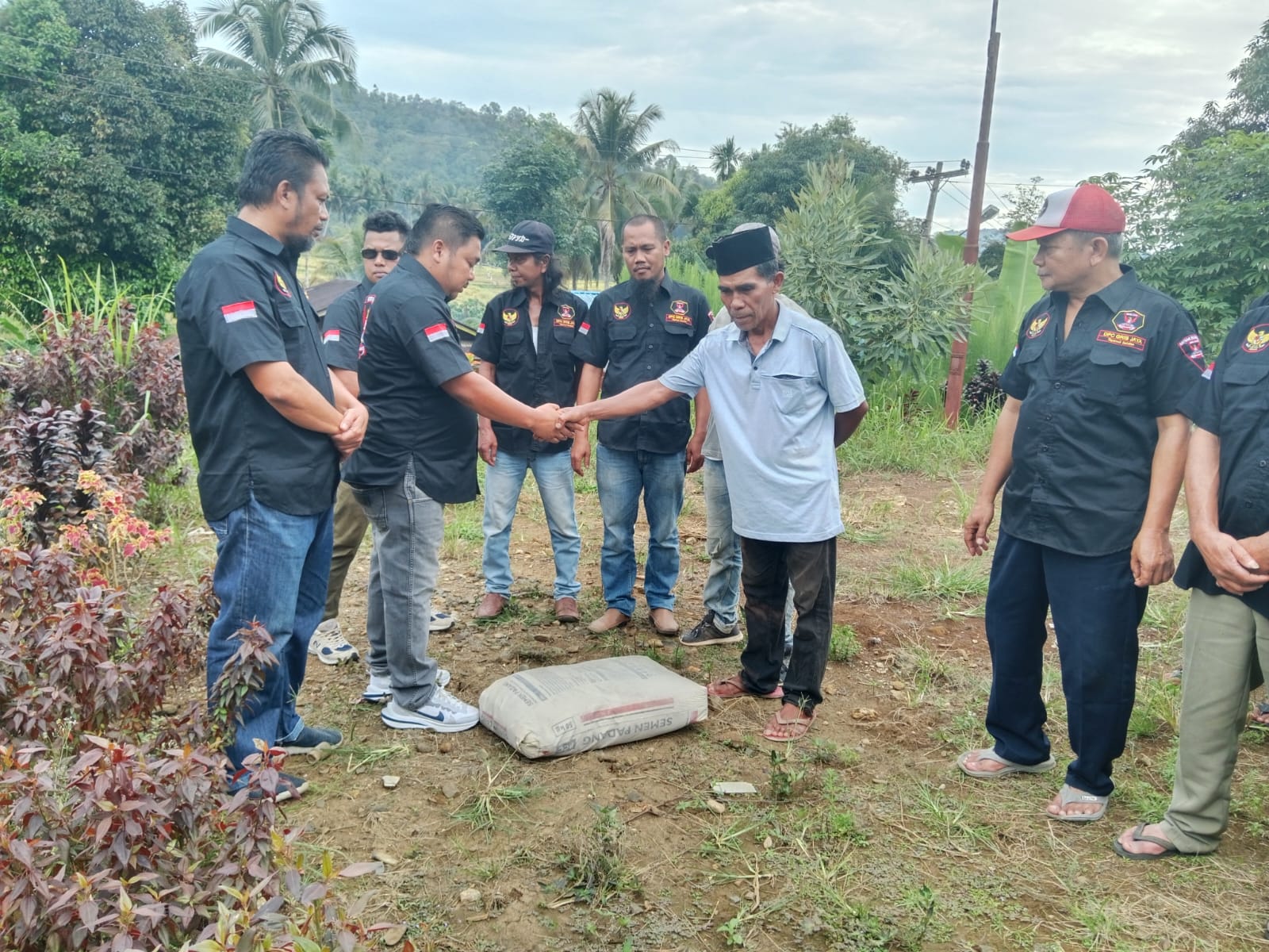 Ketua PAC GRIB Jaya Marancar, Taufik, saat menyerahkan bantuan bahan bangunan kepada pengurus rumah ibadah, Kamis (26/9-24). Foto : BP/Ist