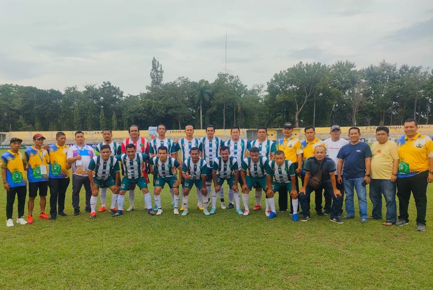 Tim PS Korpri Padangsidimpuan foto bersama sebelum mulai pertandingan melawan PS Korpri Deli Serdang, Sabtu.(28/9-24). Foto : BP/Ist