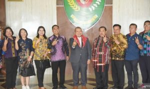 Bupati Tapsel Dolly Pasaribu usai Silaturahmi dalam pertemuan dengan Pemkab Karo foto bersama di ruang rapat Bupati, Kamis (5/9-24). Foto : BP/Ist