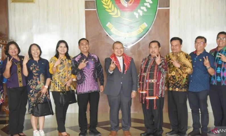 Bupati Tapsel Dolly Pasaribu usai Silaturahmi dalam pertemuan dengan Pemkab Karo foto bersama di ruang rapat Bupati, Kamis (5/9-24). Foto : BP/Ist