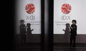 Investor Pantau Pasar Saham