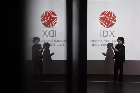 Investor Pantau Pasar Saham