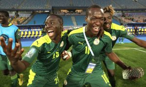 Pemain Timnas Senegal dalam sesi pemanasan sebelum pertandingan melawan Burundi