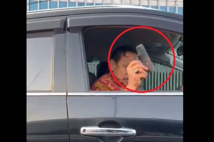 Pengemudi Pajero Sport Mengancam dengan Pistol di Flyover Kalibata