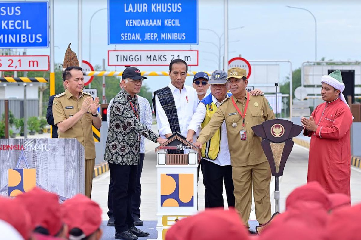 Presiden Jokowi saat meresmikan tol Binjai-Langsa dan Kuala Tanjung-Tebing Tinggi-Parapat di Sumatera Utara