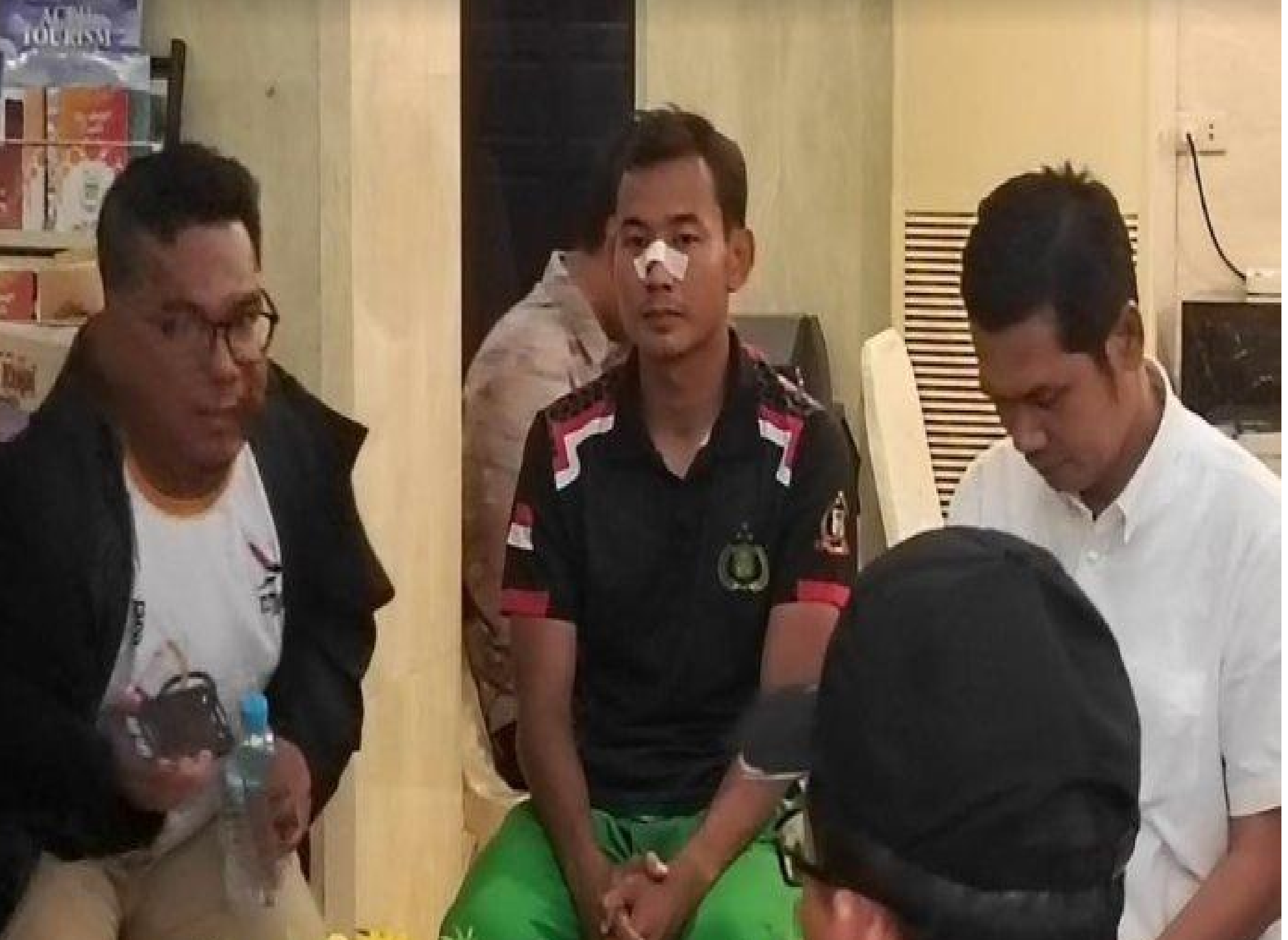 Kondisi kapten tim sepakbola putra Sumut, Alif Eka Rizky seusai di keroyok tim Papua Barat di dalam hotel Medan, Banda Aceh, Rabu (11/9/2024) malam.