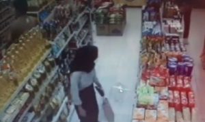 Wanita Buang Air Kecil di Minimarket, Viral di Media Sosial
