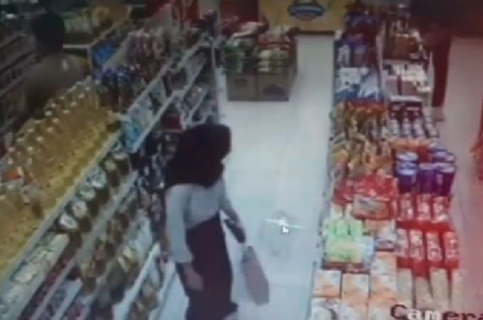 Wanita Buang Air Kecil di Minimarket, Viral di Media Sosial
