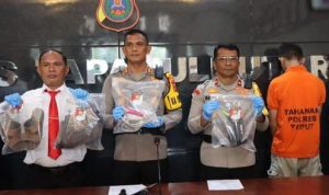 Kapolres Taput AKBP Ernis Sitinjak bersama anggotanya memberitahukan ketentuan terkait kasus pembunuhan.(Istimewa).