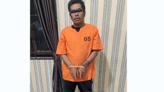 Pelaku yang diamankan petugas kepolisian.(Istimewa).