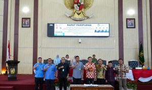 Wali Kota Medan Bobby Nasution dan Ketua DPRD Medan Hasyim SE foto bersama usai Rapat Paripurna di Gedung DPRD Medan, Selasa (3/9/2024). BP/erwan