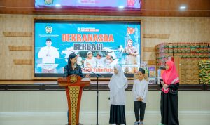 Ketua Dekranas Medan Kahyang Ayu bersama anak yatim piatu di Gedung Serbaguna TP-PKK Jalan Rotan Medan. BP/erwan