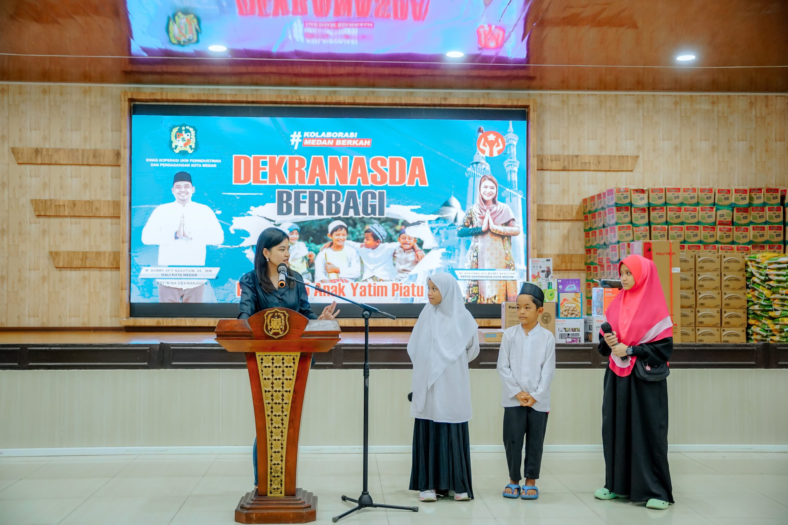 Ketua Dekranas Medan Kahyang Ayu bersama anak yatim piatu di Gedung Serbaguna TP-PKK Jalan Rotan Medan. BP/erwan