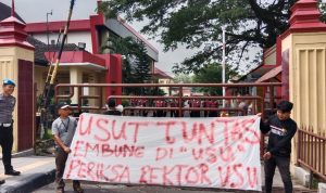 Massa ketika melakukan aksi demontrasi di Markas Polda Sumut.(Istimewa)