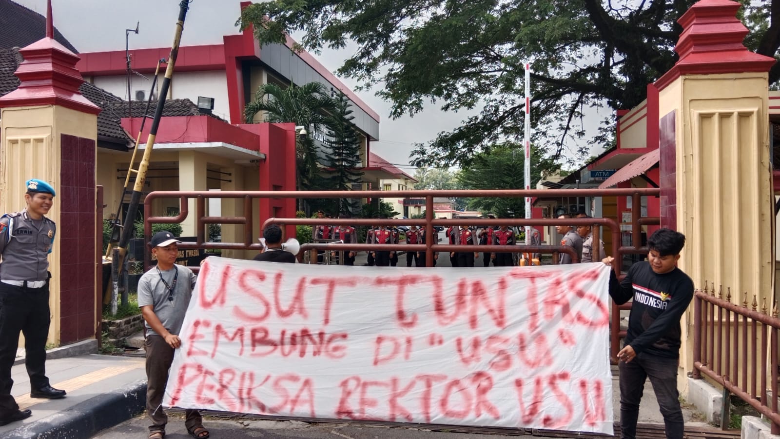 Massa ketika melakukan aksi demontrasi di Markas Polda Sumut.(Istimewa)