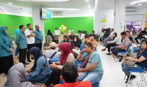 Kadis ketenagakerjaan Medan Ilyan Chandra Simbolon saat foto bersama di Kantor BPJS Ketenagakerjaan Jalan Patimura Medan, Rabu (4/9/2024) BP/erwan