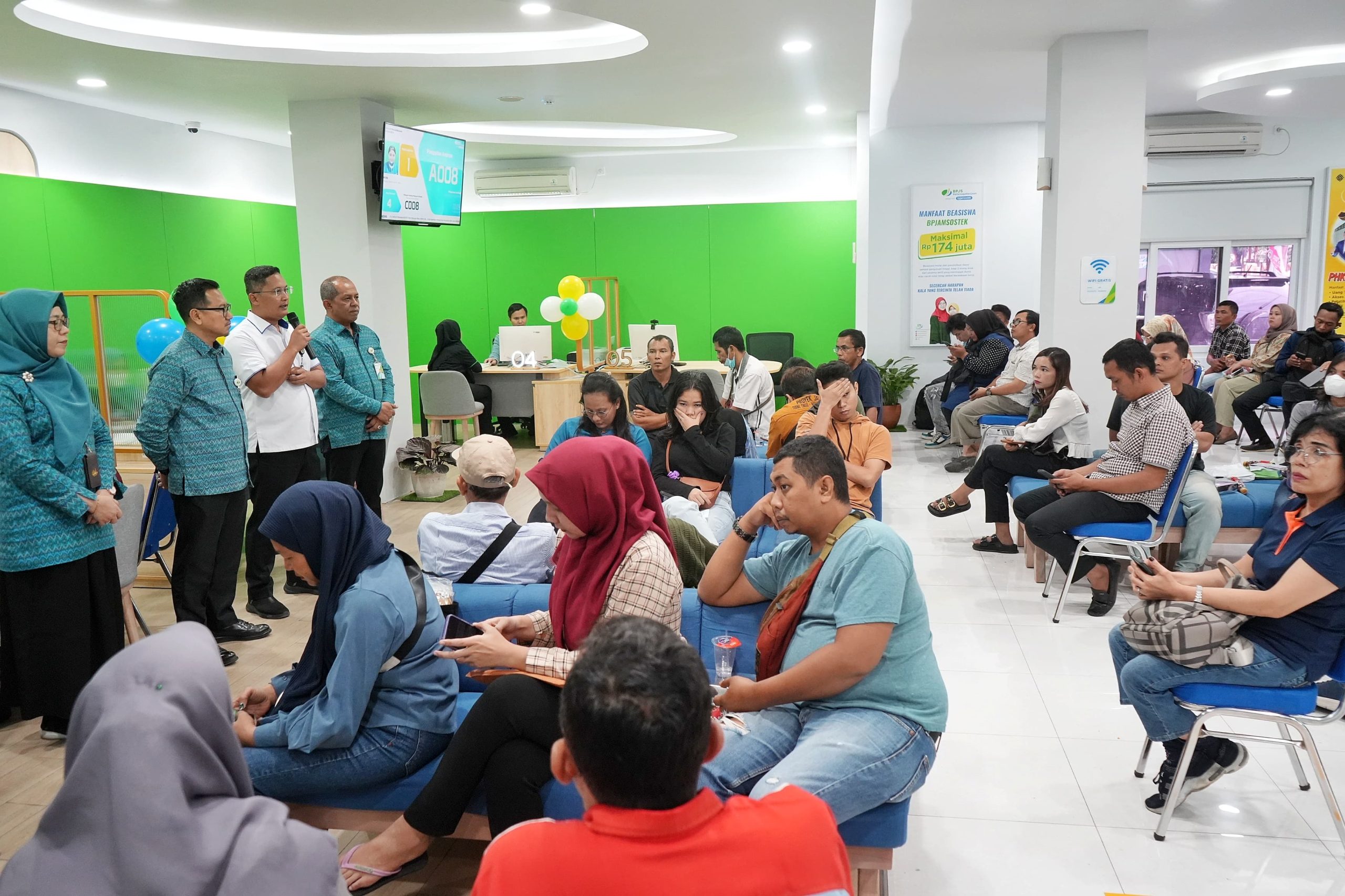Kadis ketenagakerjaan Medan Ilyan Chandra Simbolon saat foto bersama di Kantor BPJS Ketenagakerjaan Jalan Patimura Medan, Rabu (4/9/2024) BP/erwan
