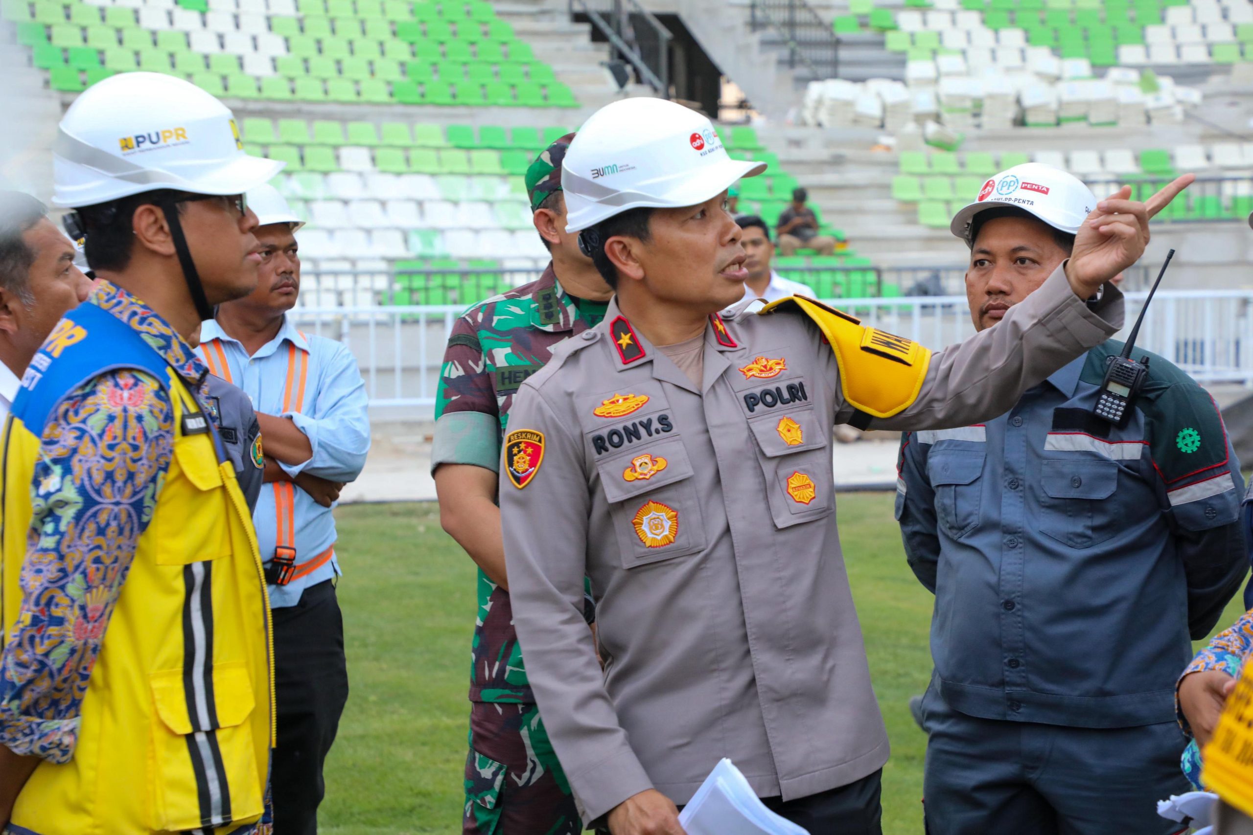 Wakapolda Sumut mengecek kesiapan stadion utama di Deli Serdang untuk Pon XXI.(Istimewa).