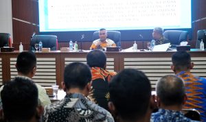 Asisten Pemerintahan Daerah dan Kesra Kota Medan M. Sofyan saat memimpin rapat persiapan Adipura Kota Medan. BP/erwan